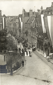 129424 Afbeelding van de koets met koningin Wilhelmina en prins Hendrik op de Kromme Nieuwegracht te Utrecht tijdens de ...